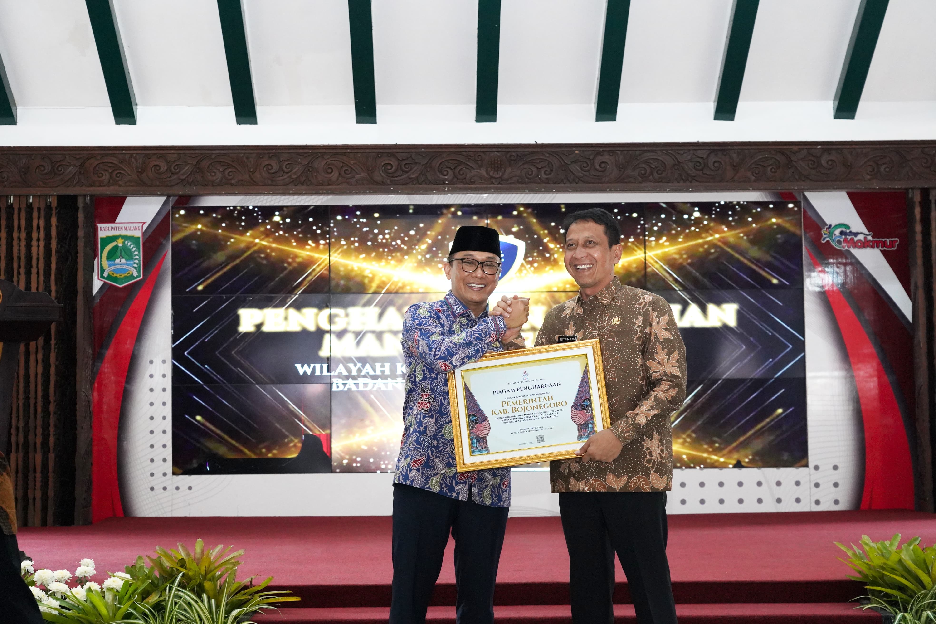 Bupati Bojonegoro Terima Penghargaan dari BKN RI atas Keberhasilan Penyelenggaraan Seleksi CASN 2024 Wilayah Jatim