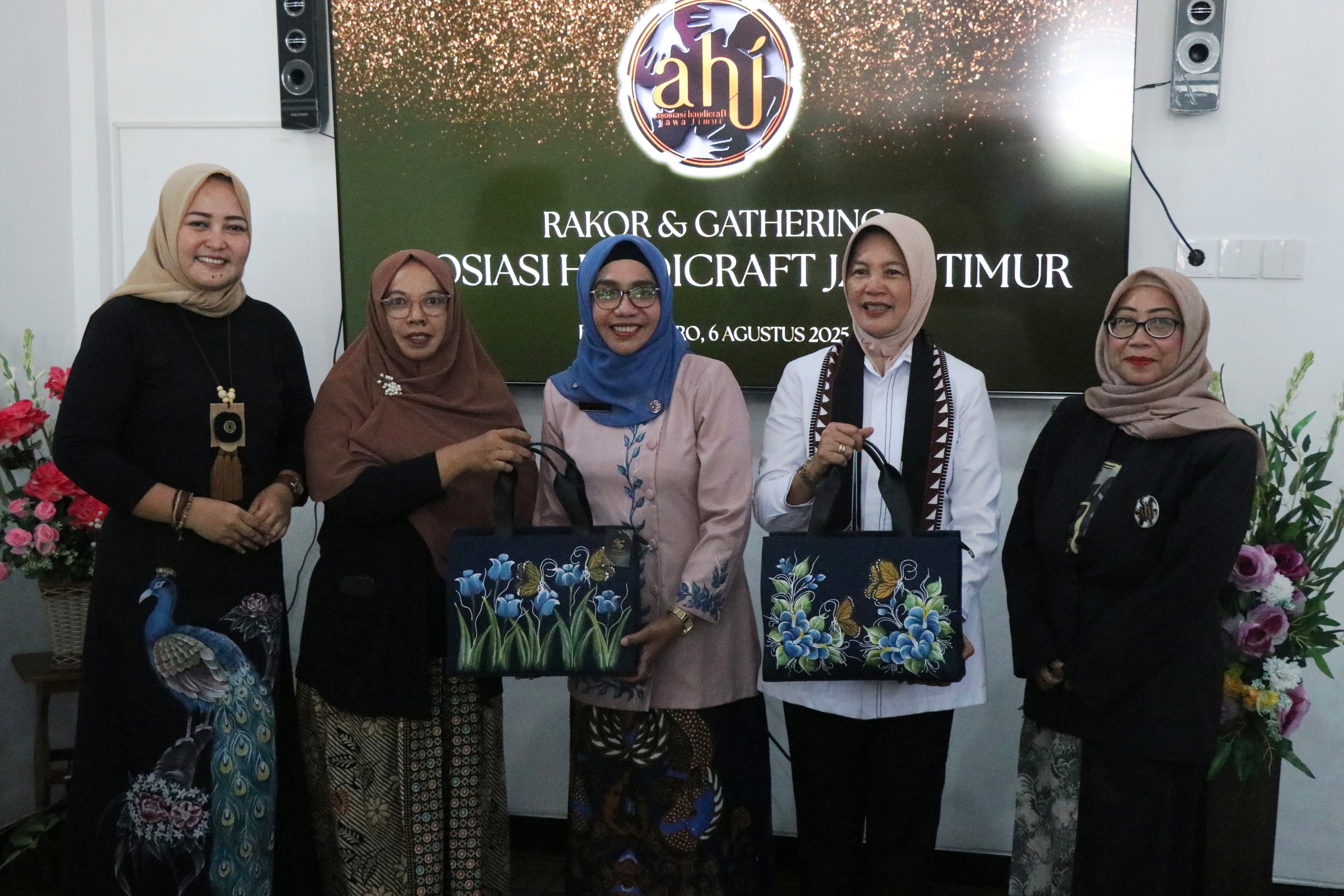 Dorong Inovasi Hingga Ekspor Produk Kerajinan Tangan: Wakil Bupati dan Ketua Dekranasda Bojonegoro Beri Pesan Semangat untuk Asosiasi Handicraft Jawa Timur
