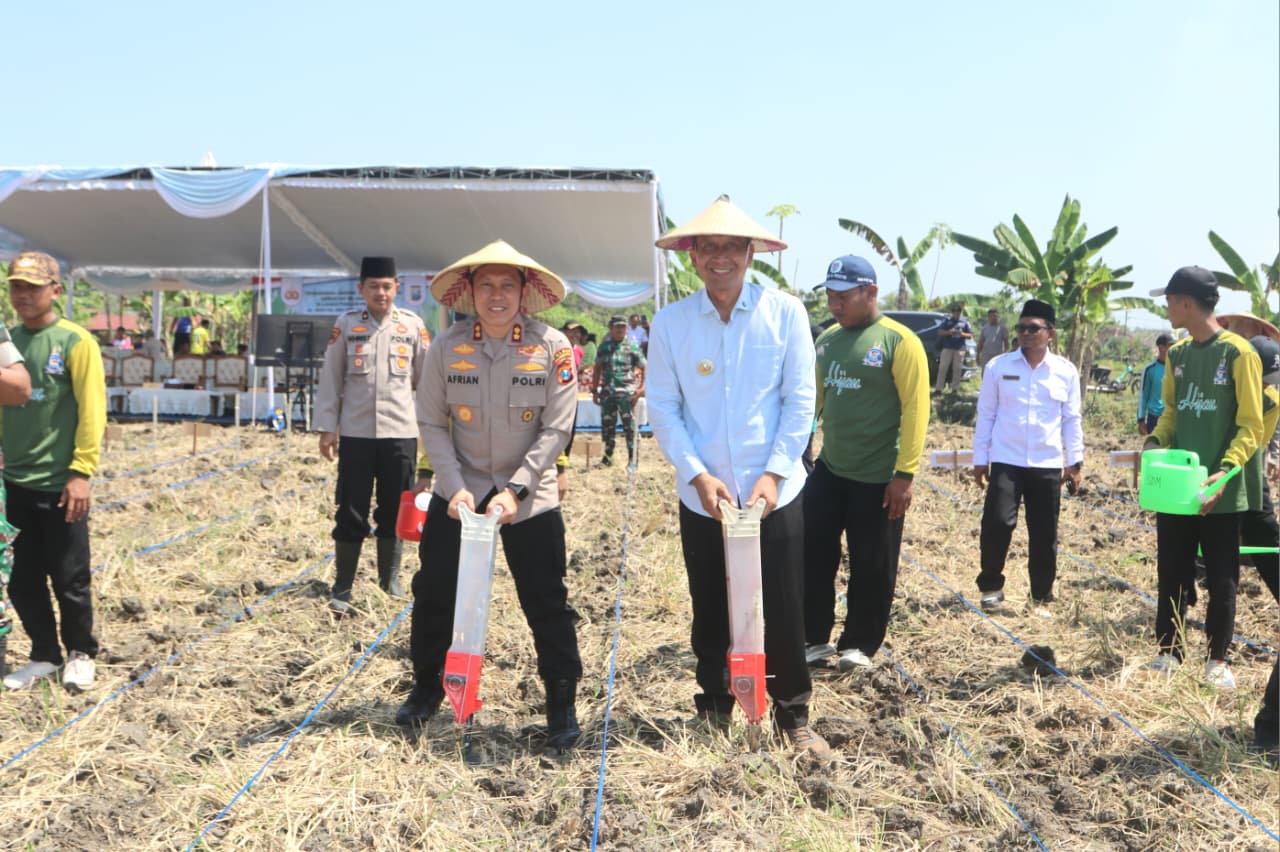 Bupati Setyo Wahono Bersama Polri dan Santri Tanam Jagung untuk Swasembada Pangan