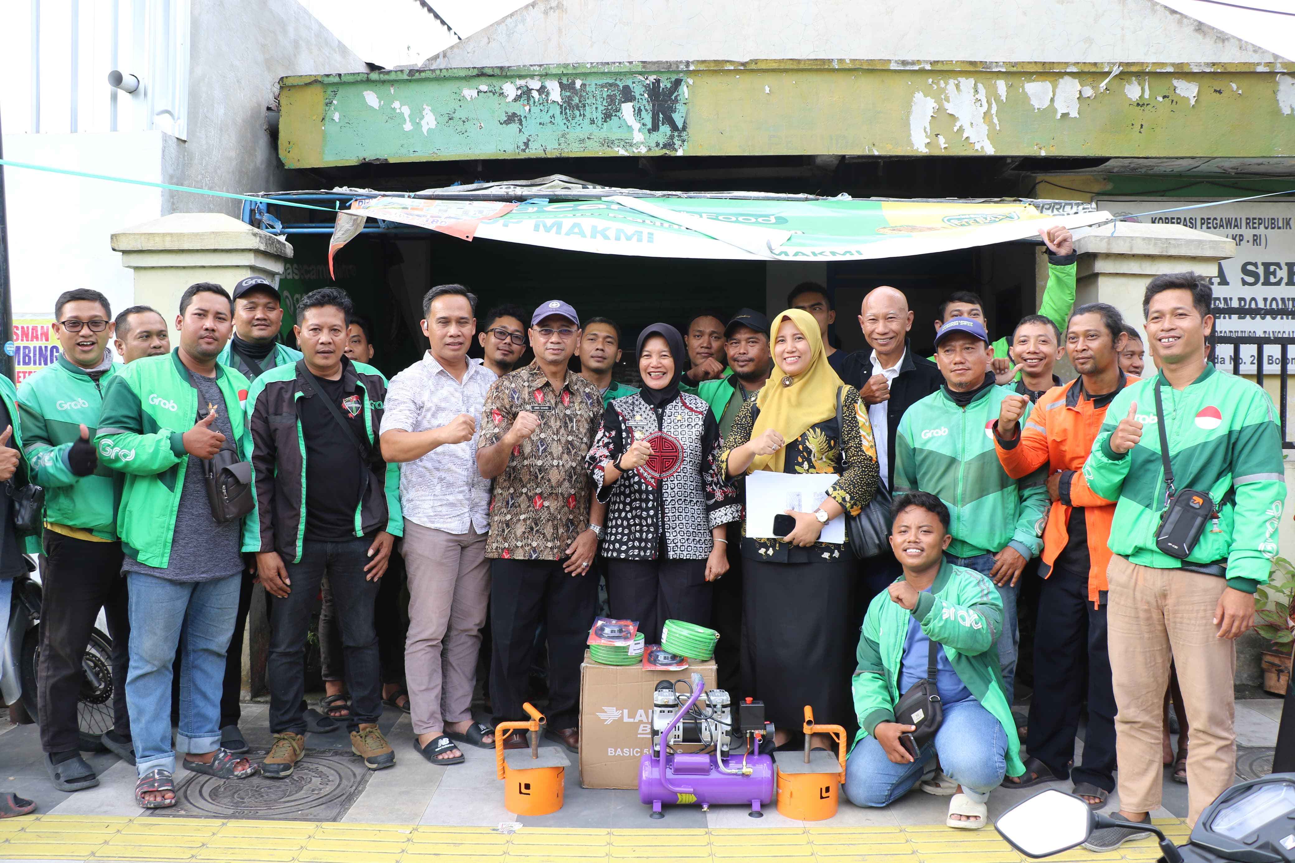 Wabup Nurul Azizah Serahkan Sejumlah Perangkat Alat Tambal Ban Untuk Ojol Bojonegoro