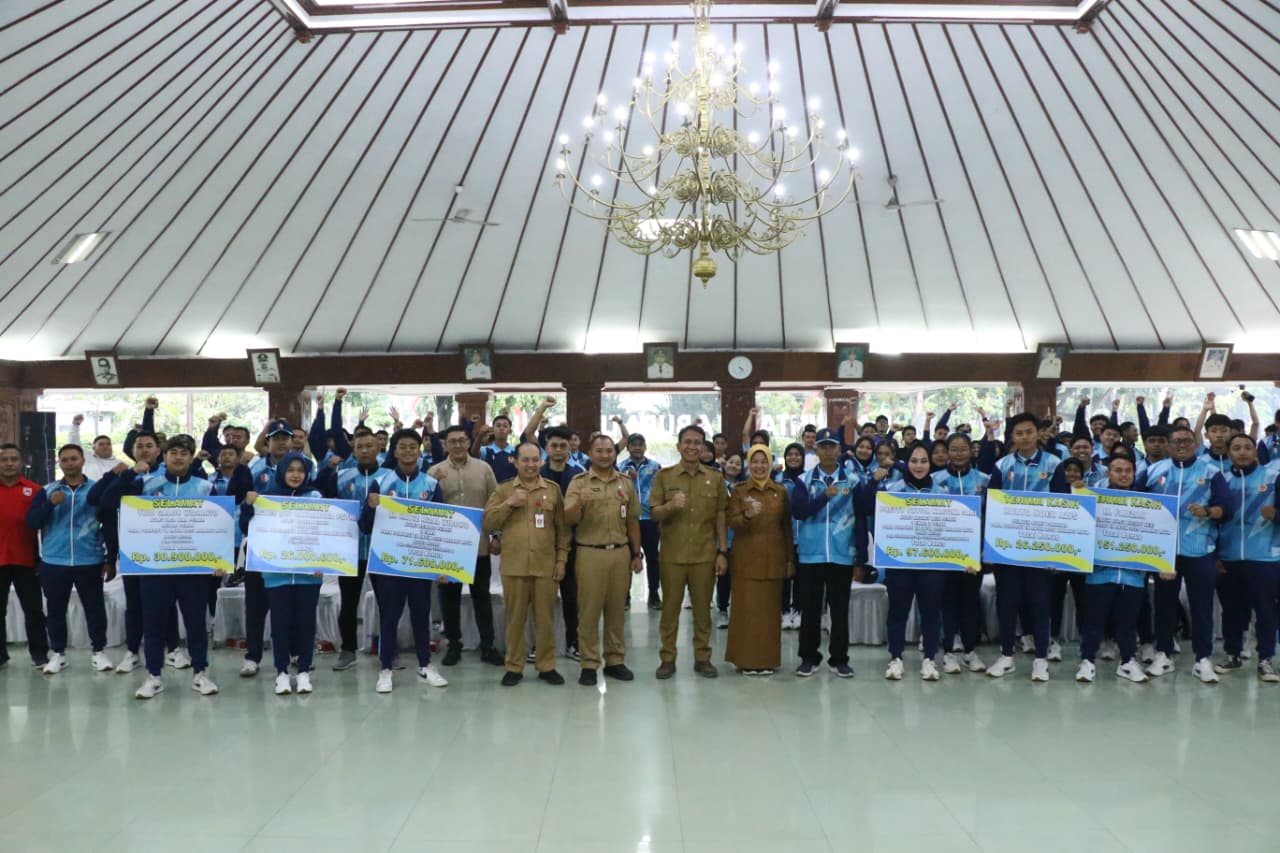 Bupati dan Wabup Serahkan Bonus PORPROV IX Jatim, Apresiasi di Hari Haornas ke-42