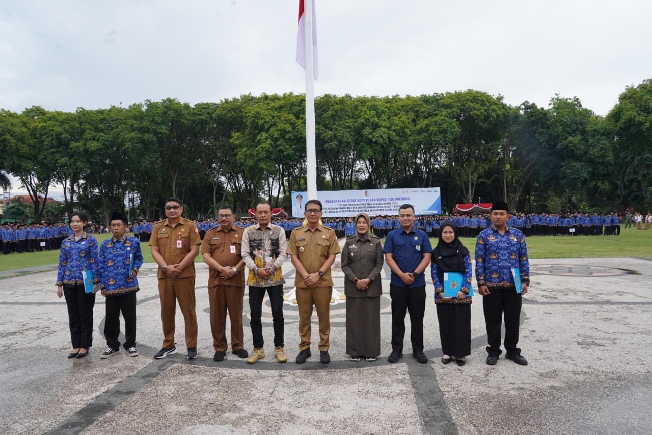 Bupati Bojonegoro Serahkan 1.430 SK, Tuntaskan Tata Kelola Tenaga Honorer Tahap II dan PPPK Paruh Waktu