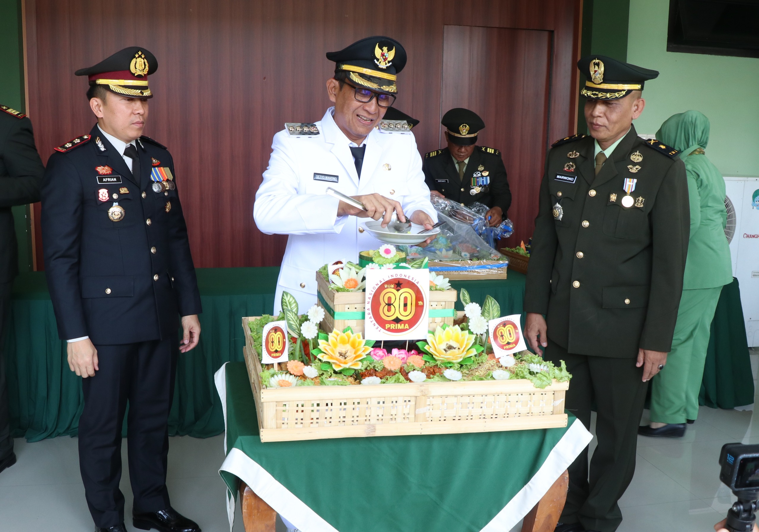 Bupati Setyo Wahono Hadiri Upacara HUT Ke-80 TNI Di Lapangan Kodim 0813