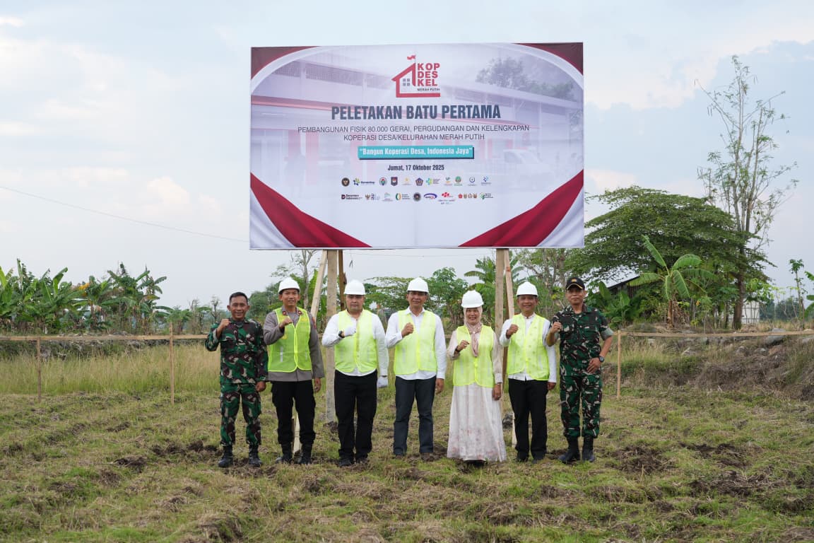 Bupati Bojonegoro Lakukan Prosesi Peletakkan Batu Pertama, Awali Pembangunan Gudang dan Gerai Kopdes Merah Putih