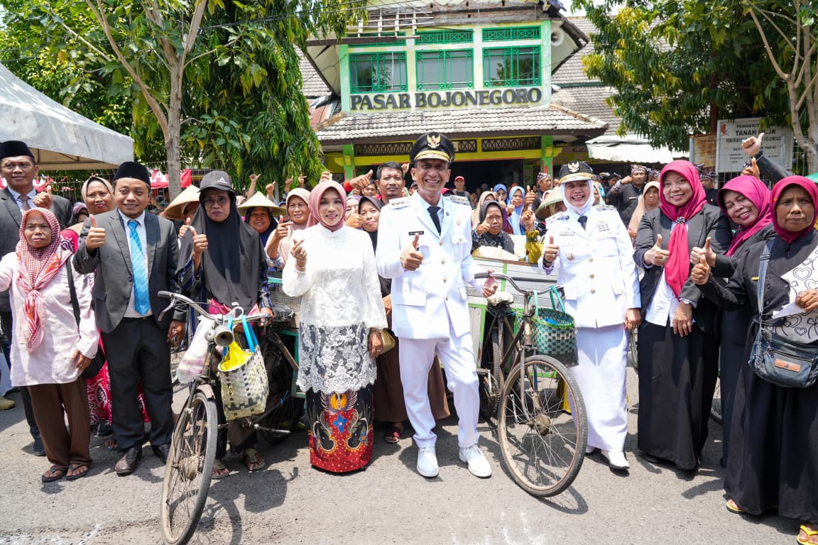 HJB Ke-348, Bupati Bojonegoro Setyo Wahono Serahkan Bantuan kepada 206 Pedagang Mlijo