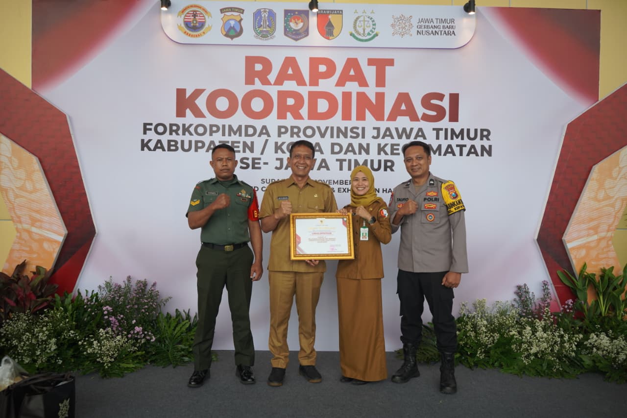 Bupati Bojonegoro dan Lurah Kepatihan Raih Penghargaan Terbaik IV Lomba Siskamling Terpadu Merah Putih Jogo Jatim 2025