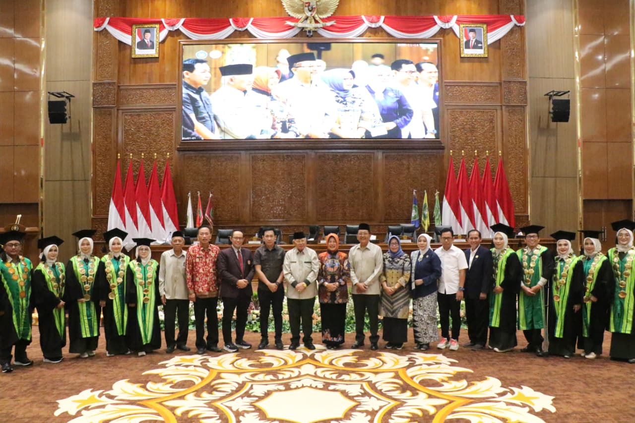 Hadir Wisuda Stikes Rajekwesi, Wabup Harapkan Para Wisudawan Dapat Menghiasi dan Menangkap Peluang di Bojonegoro
