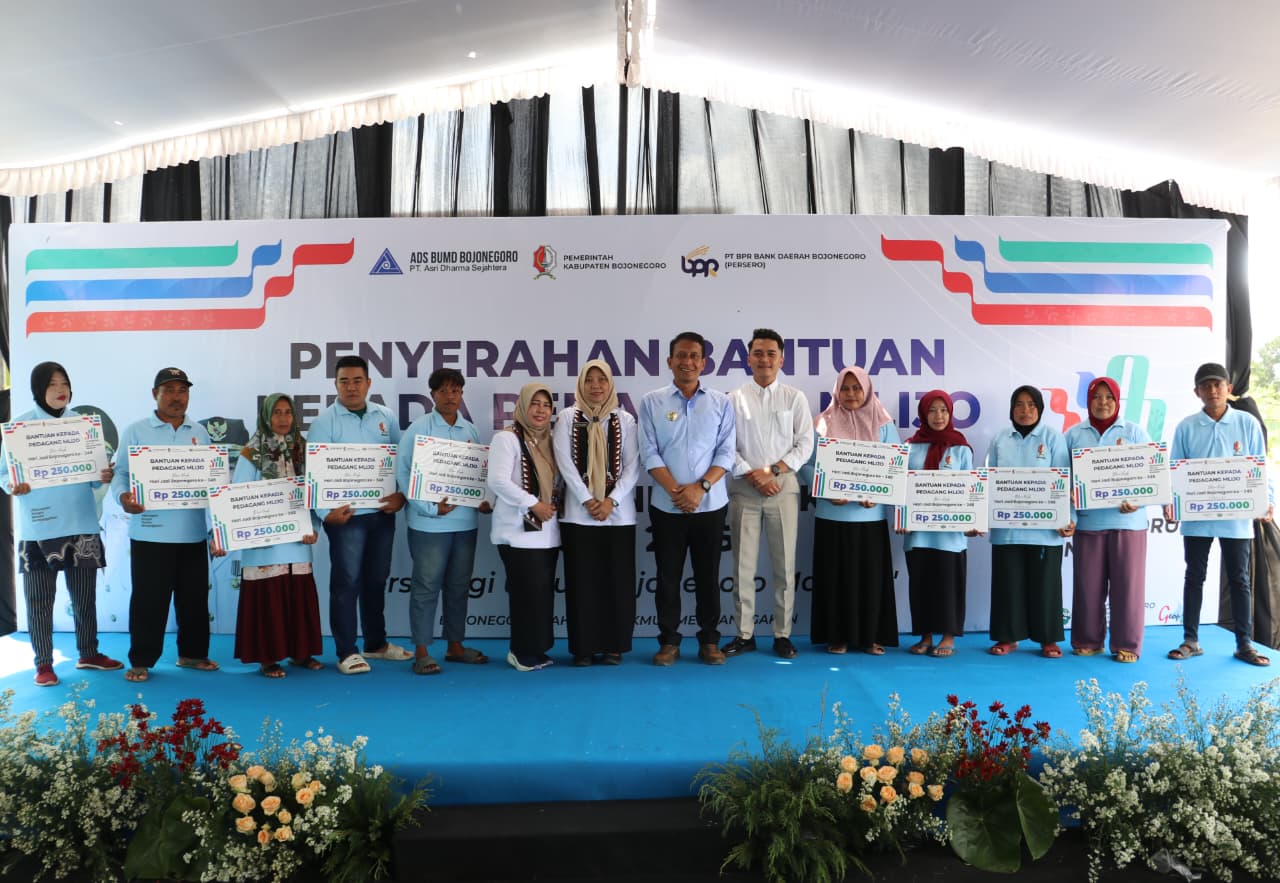 Pemkab Bojonegoro Salurkan Bantuan Modal Kepada  204 Pedagang Mlijo Di Tiga Kecamatan