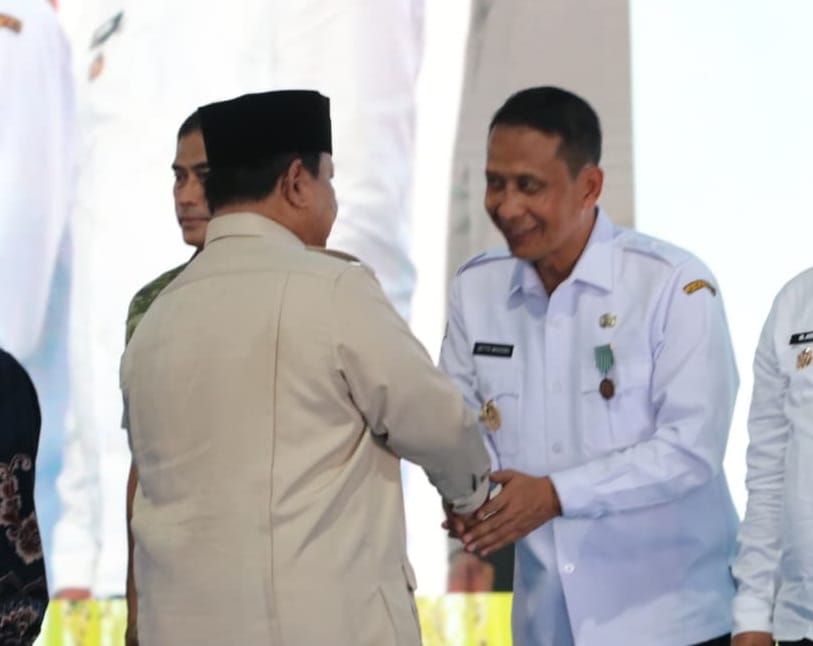 Presiden Prabowo Anugerahkan Satyalancana Wira Karya Kepada Bupati Bojonegoro Atas Capaian Swasembada Pangan
