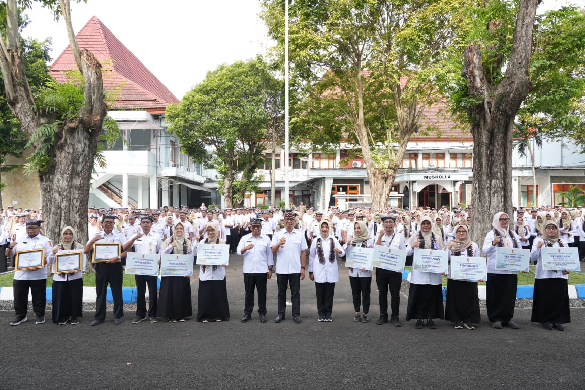 Pimpin Apel Pagi, Bupati Bojonegoro Tekankan Integritas ASN dan Serahkan Penghargaan Kesehatan
