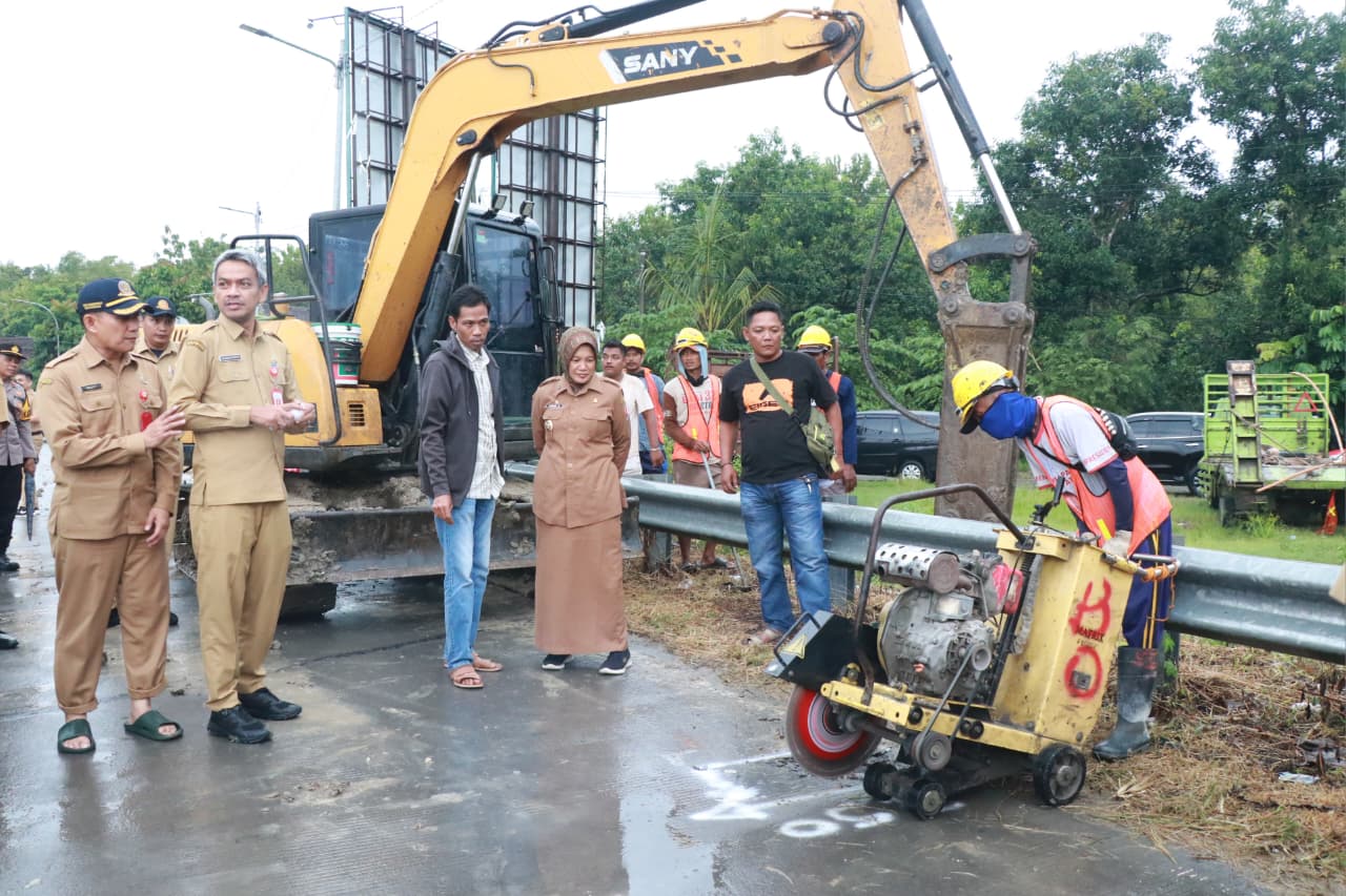 Wakil Bupati Bojonegoro Tinjau Langsung Pemasangan Portal Jalan Jembatan TBB