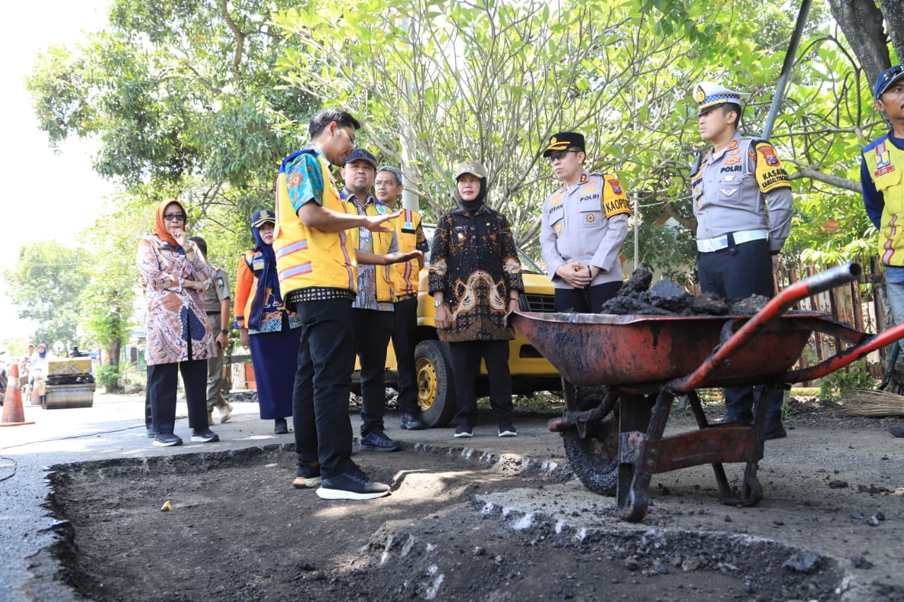 Pastikan Kelancaran Arus Mudik, Wabup Nurul Azizah dan Kapolres Tinjau Percepatan Perbaikan Jalan Nasional