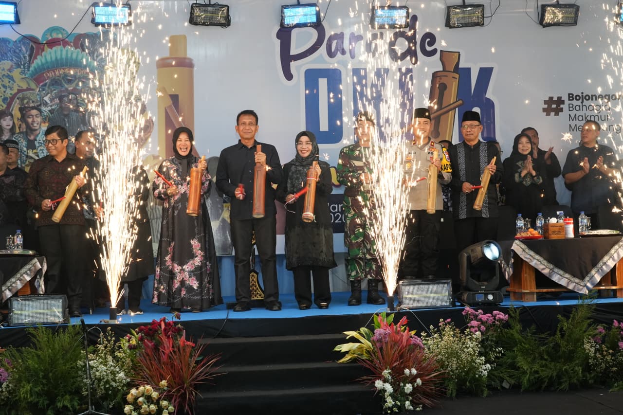 Lestarikan Budaya Lokal, Bupati Bojonegoro Berangkatkan 24 Peserta Parade Oklik dan Pawai Obor