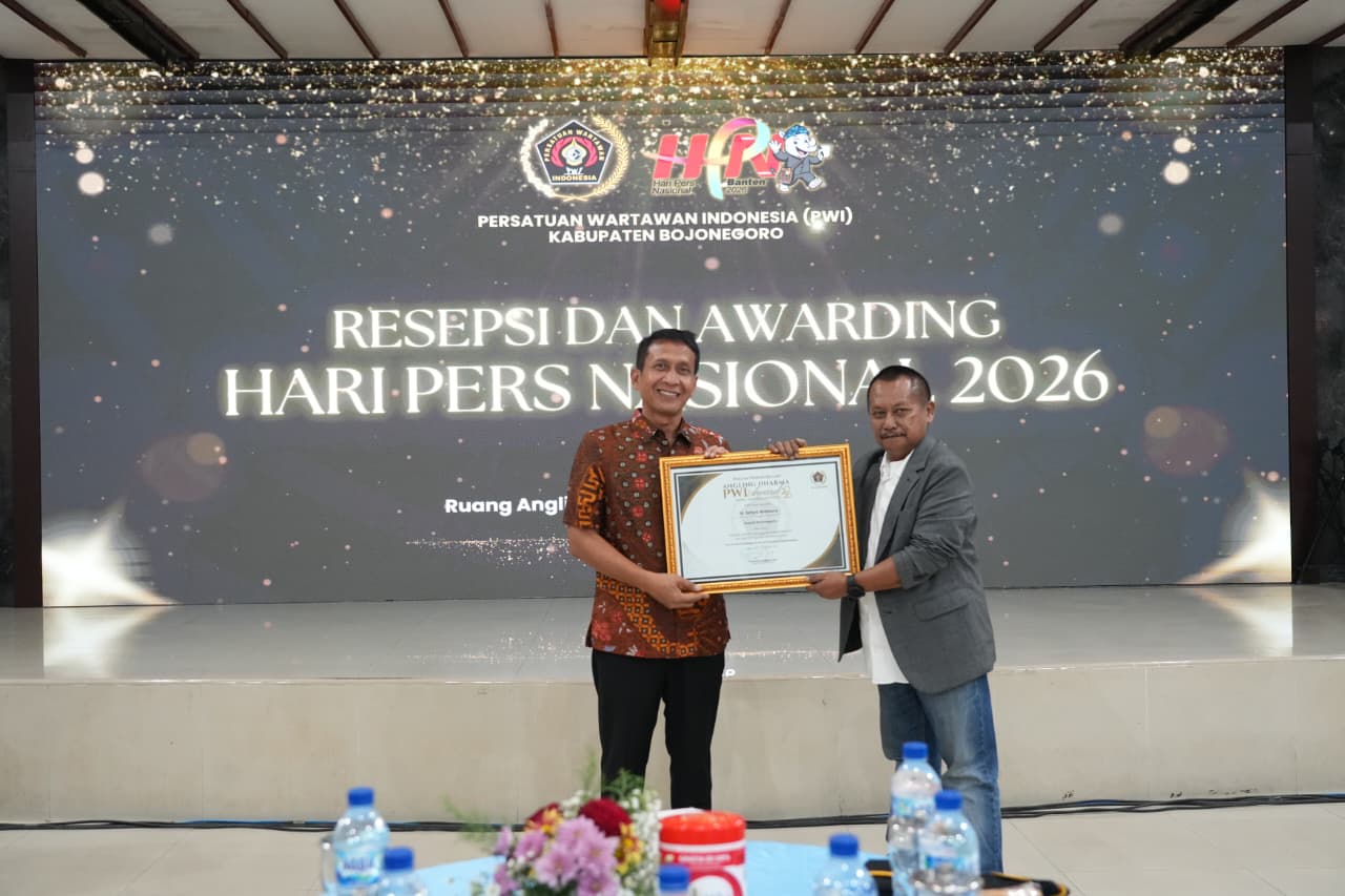 Dedikasi Membangun Daerah, Bupati Setyo Wahono Terima Penghargaan