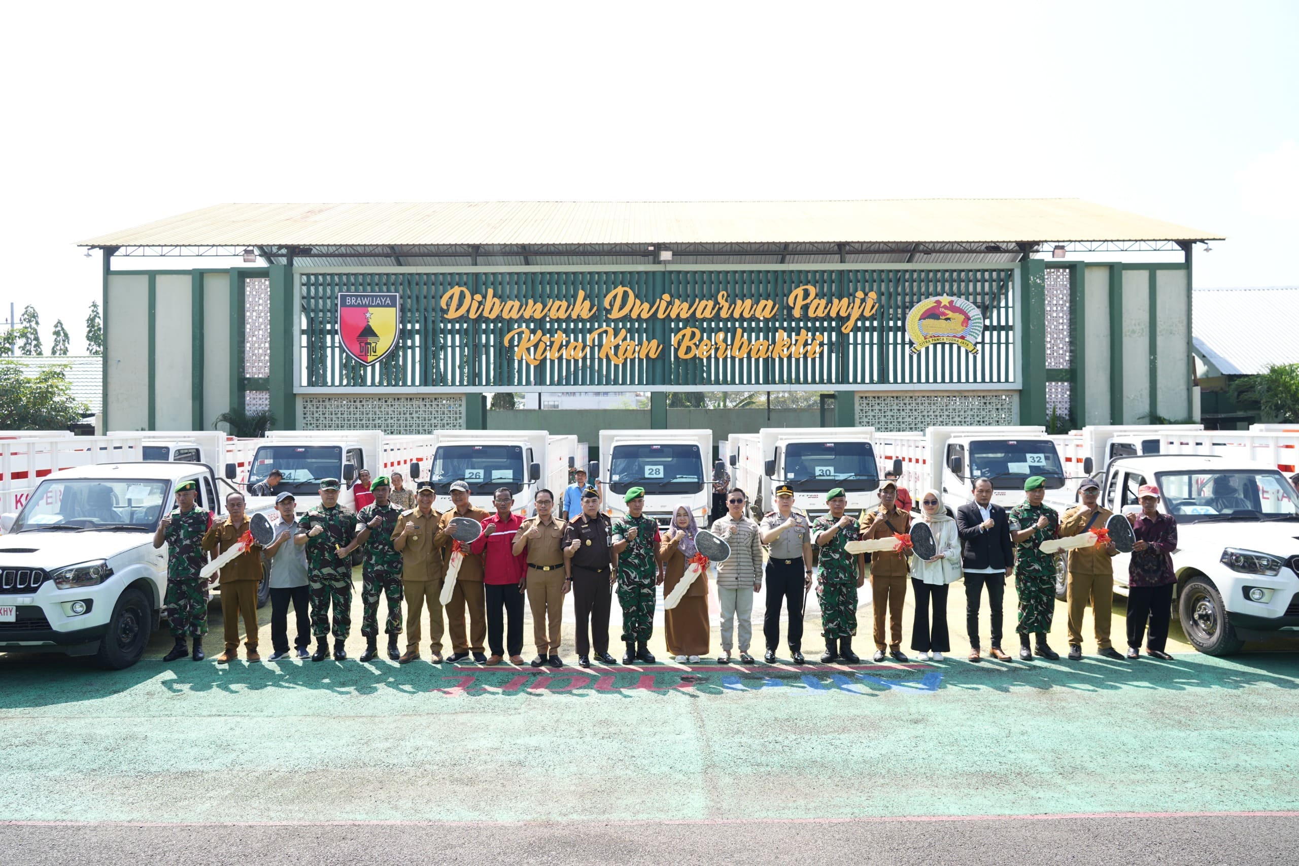 Serahterimakan Kendaraan Operasional KDMP, Bupati Setyo Wahono Kemudikan Pick Up Mahindra