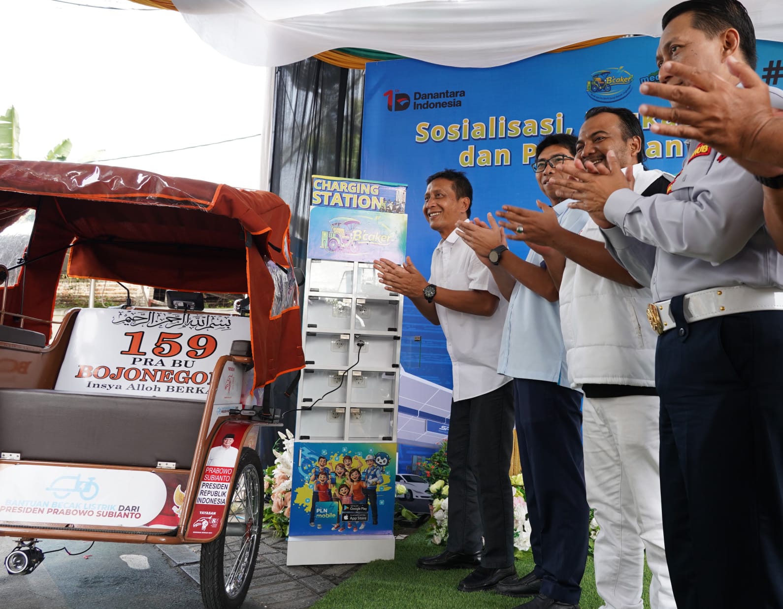 Dukung Transportasi Ramah Lingkungan, Bupati Bojonegoro Resmikan Fasilitas "BECAKERS", Ngecas Becak Listrik Pertama di Bojonegoro