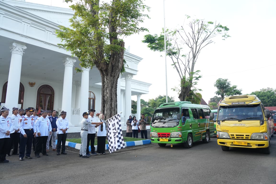 Angkutan Pelajar Gratis 2026 Resmi Beroperasi, Bupati Bojonegoro Lepas Pemberangkatan 7 Armada