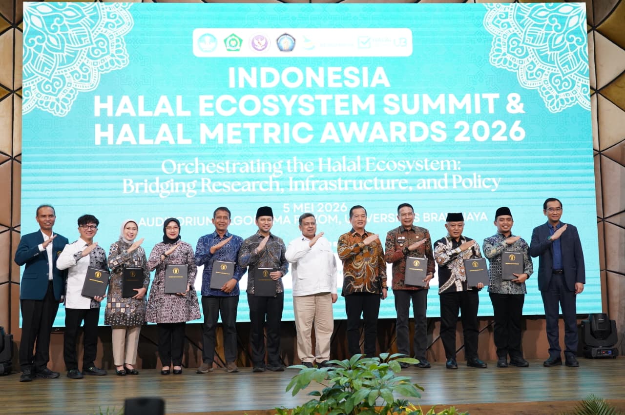 Komitmen Dukung Ekosistem Halal, Bupati Setyo Wahono Terima Penghargaan dari Halal Metric UB