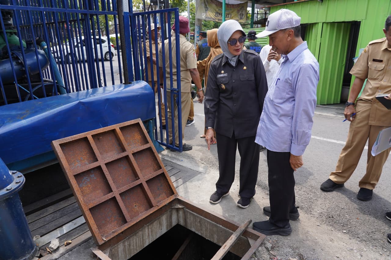 Tuntaskan Banjir Kota, Ibu Wabup Bojonegoro Sidak Pompa dan Drainase yang Bermasalah