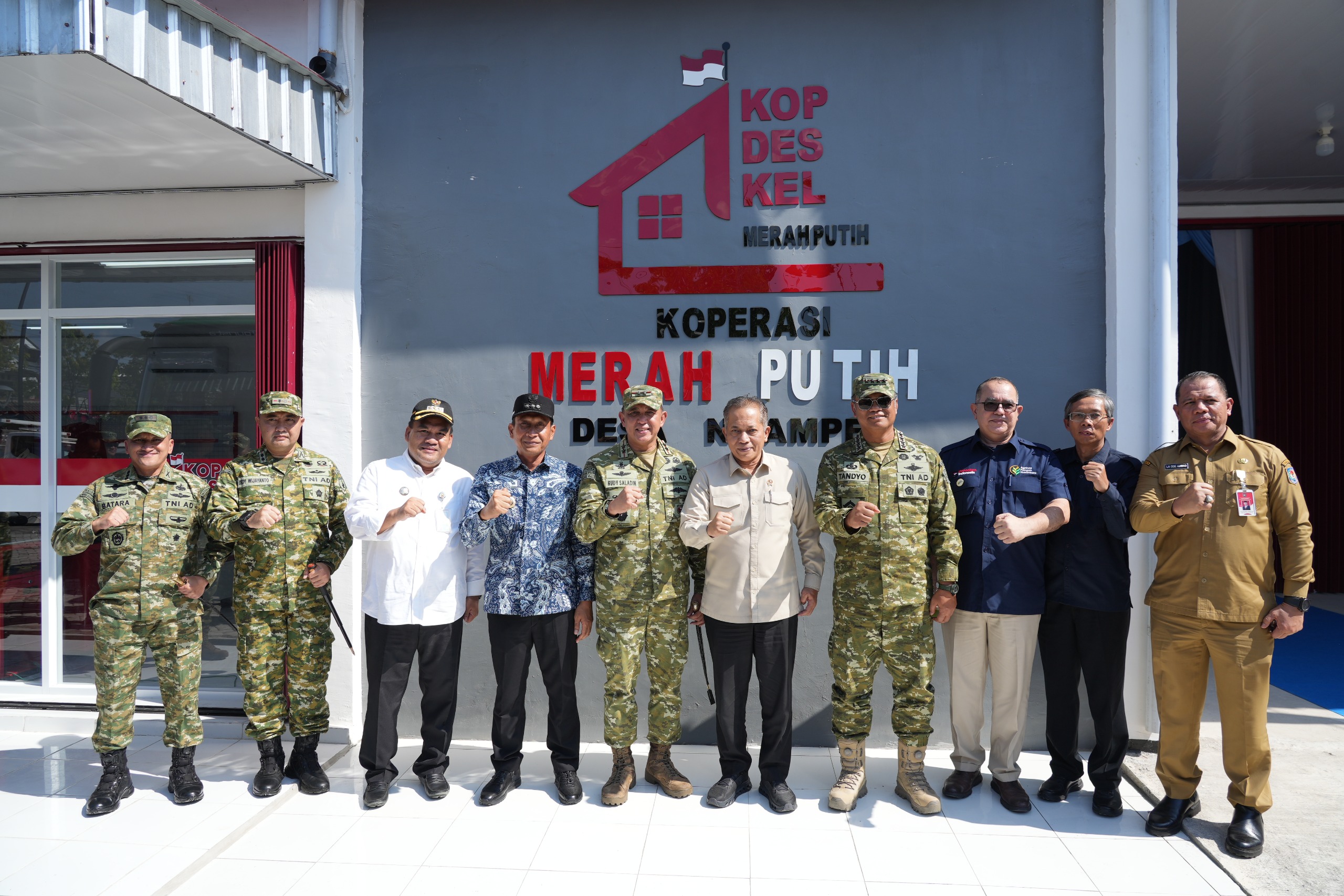 Bupati Bojonegoro Dampingi Wakil Panglima TNI Tinjau Kesiapan Peluncuran 1.061 Koperasi Desa Merah Putih
