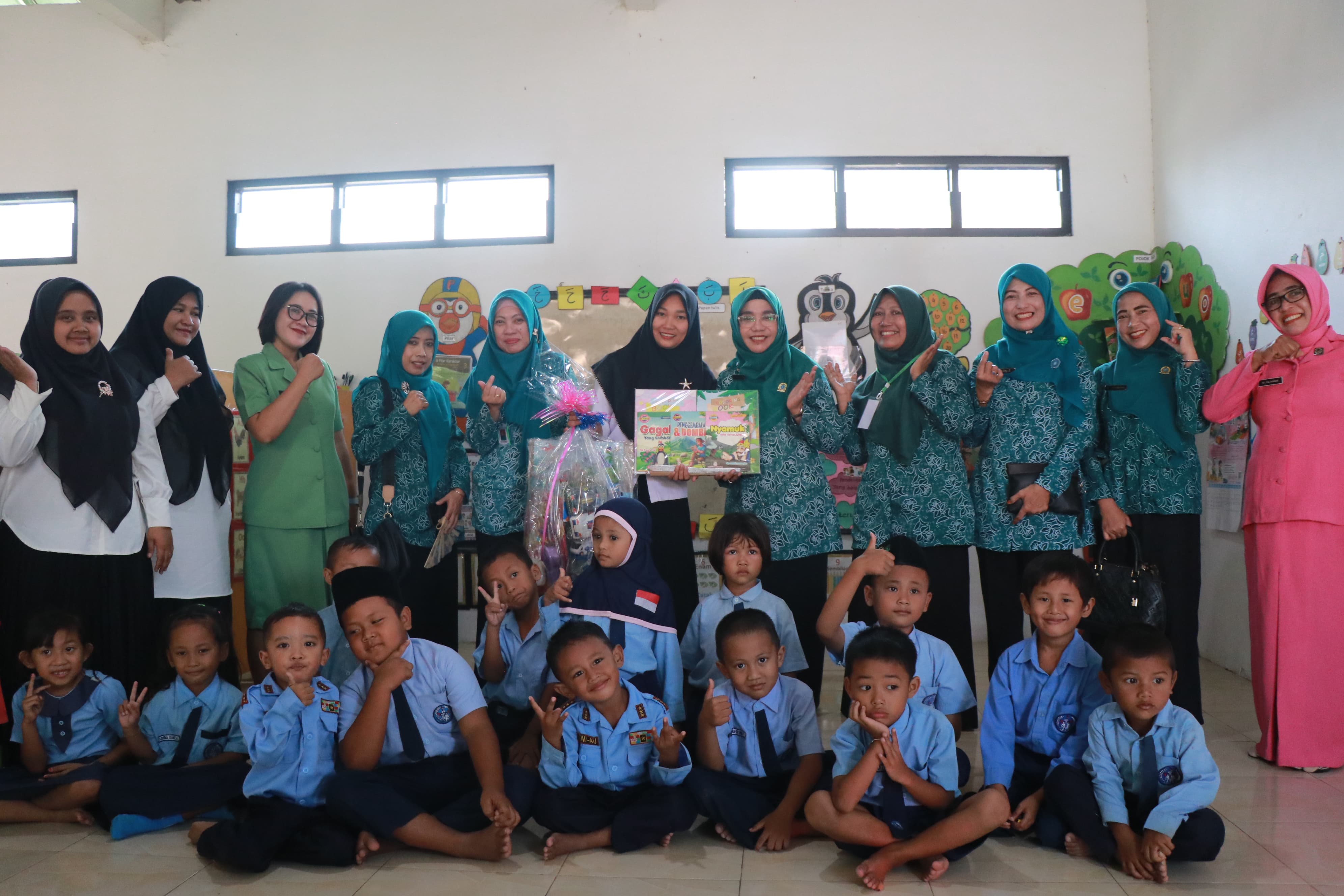 Fokus Bentuk Generasi Emas, TP PKK Bojonegoro Salurkan Bantuan Gizi dan Tinjau Potensi UMKM di Malo