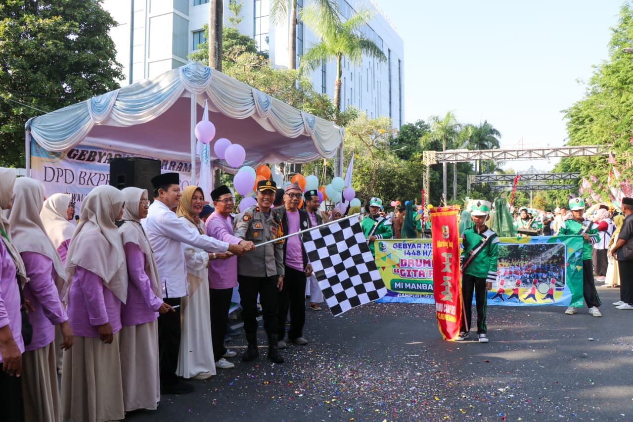 Wabup Nurul Azizah Berangkatkan Pawai Ta'aruf Gebyar Muharram 1448 H, Ribuan Santri Semarakkan Tahun Baru Islam