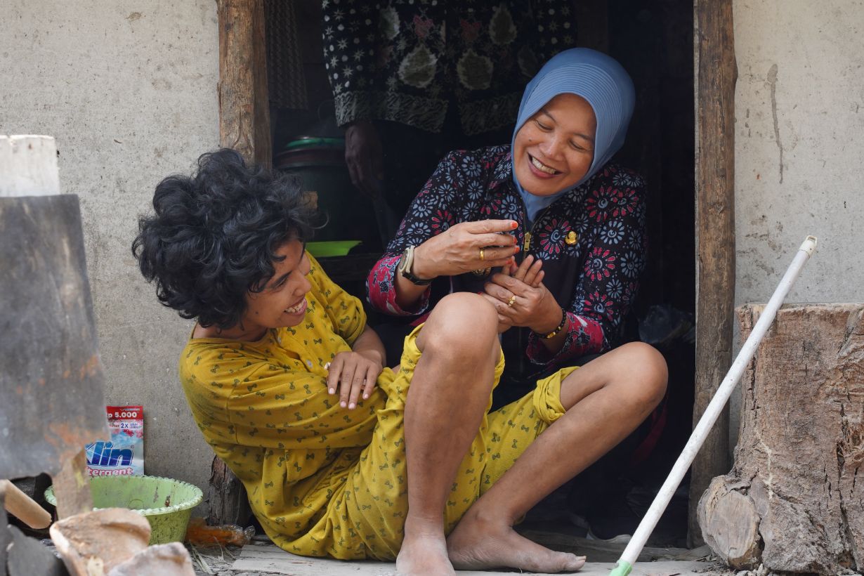 Hadirkan Kepedulian Nyata, Wakil Bupati Nurul Azizah Berikan Bantuan Moral dan Kelayakan Hunian Bagi Warga Rentan