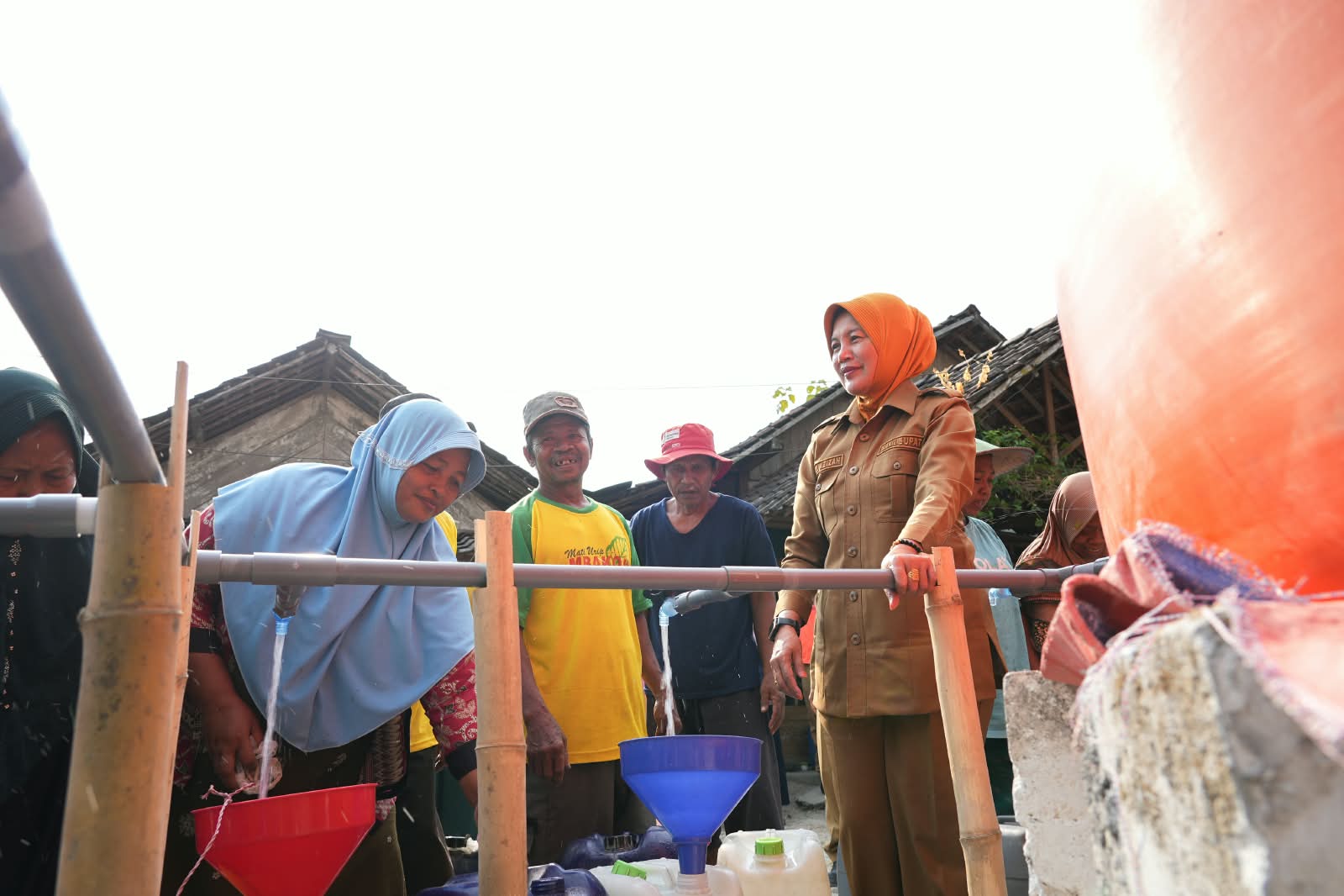 Pemkab Bojonegoro Salurkan Air Bersih, Tampung Air dalam Toren untuk Mudahkan Akses Warga Desa Nganti