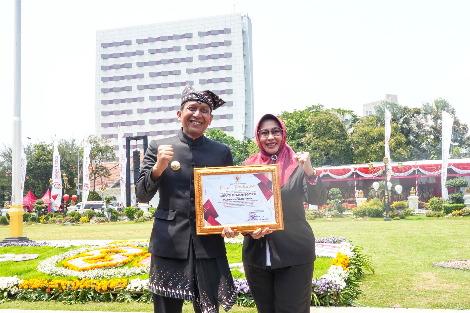 Peringati Hari Jadi ke-81 Provinsi Jawa Timur, Bojonegoro Raih Penghargaan Pembina Siskamling Terbaik I