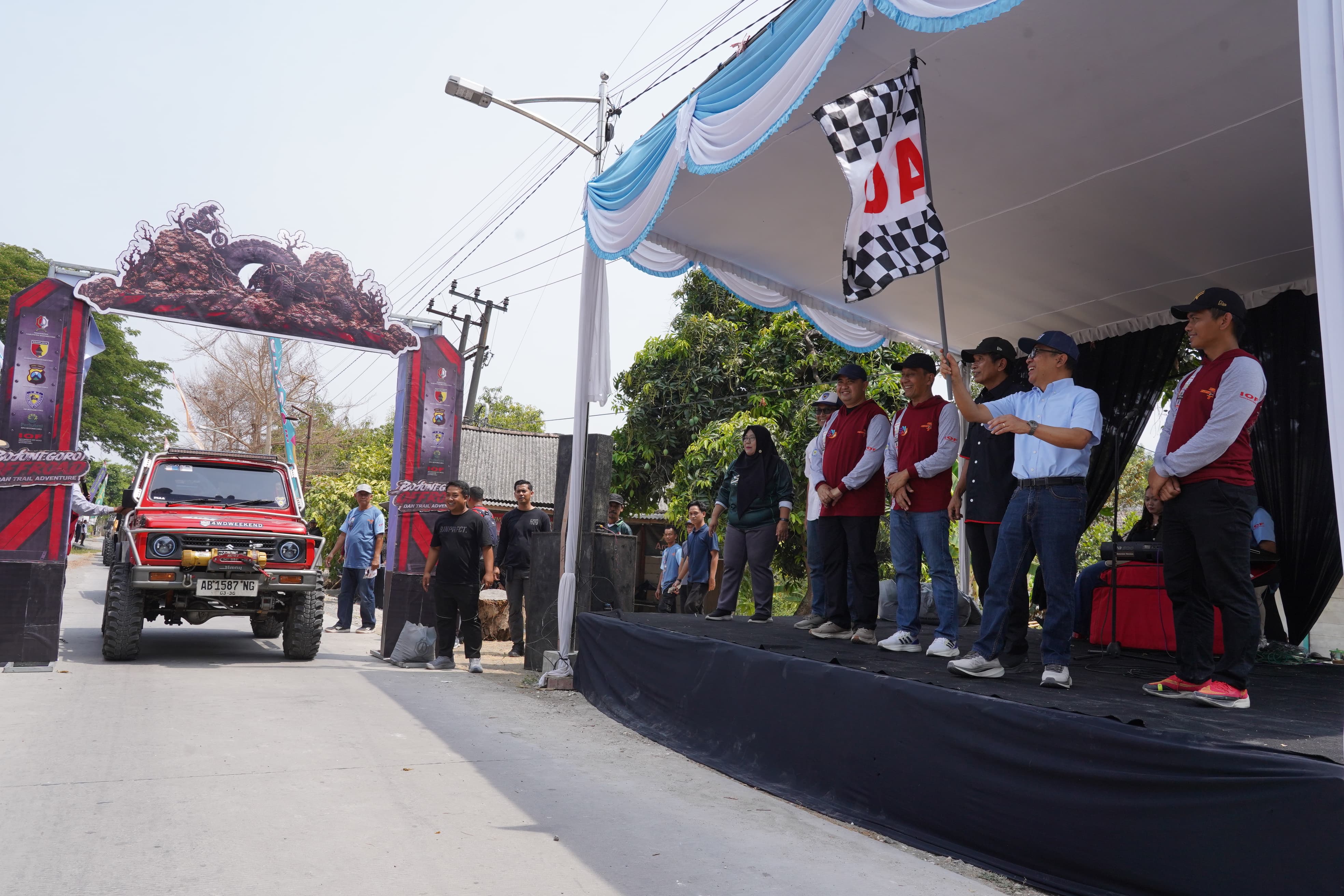 Melintasi Jalur Ekstrem Bojonegoro Bagian Selatan, Rombongan Offroad Meriahkan HUT TNI dan HJB Bojonegoro.