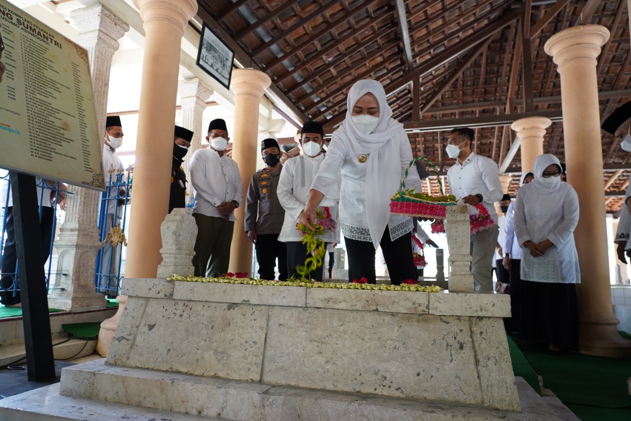 Ziarah Makam Leluhur (HJB 343)