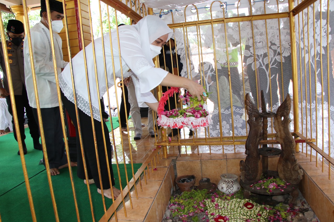 Ziarah Makam Leluhur (HJB 343)